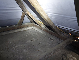 Zateplení stropu rodinného domu pomocí foukané izolace